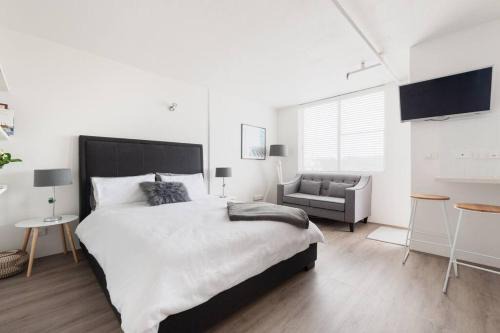 Sam's Bondi top floor studio - lift, view, pool, secure