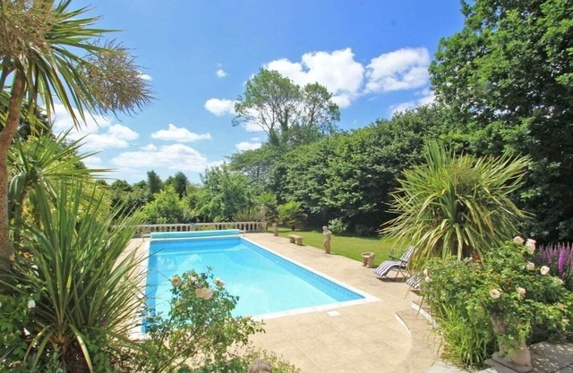 SAM'S CABIN, family friendly, with pool in Looe