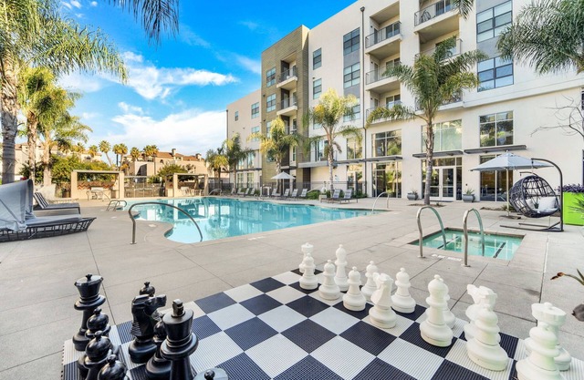 San Diego Paradise Retreat! Pool/Gym/King Bed & WiFi!