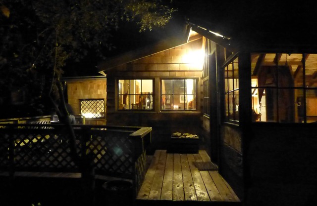 San Juan Island Cottage with View of Sunsets Over Westcott Bay