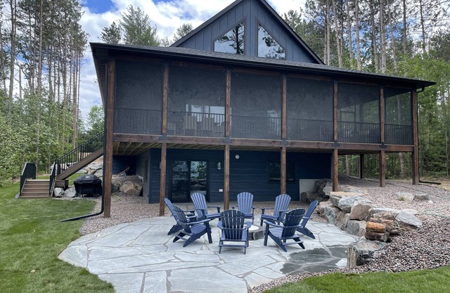 Sandalwood Retreat on Round Lake - Waterfront property with screened porch ￼