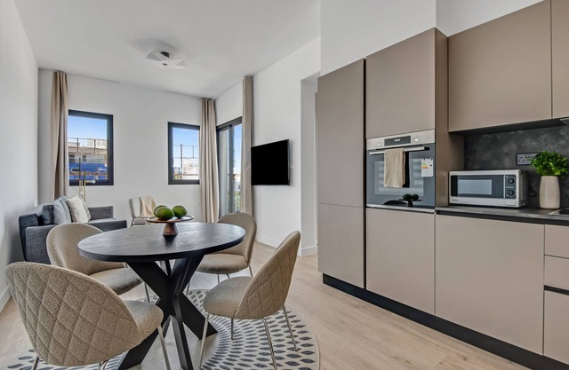 Sanders Crystal 2 - Nice 2-Bdr Apt w Shared Pool