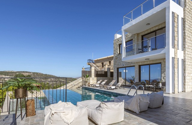 Sanders View - Top 3-Bdr Villa with Infinity Pool