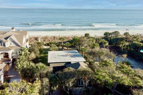 Sandpiper by AvantStay Gorgeous Beachside Home w Spacious Yard Chic Design