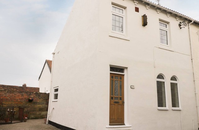 SANDS END COTTAGE, pet friendly, with a garden in Marske-By-The-Sea