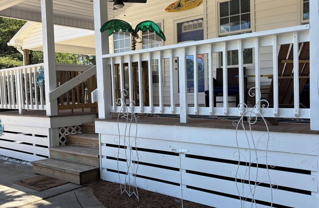 Sandy Beach Cottage sleeps 8. Lots of golf courses near by.