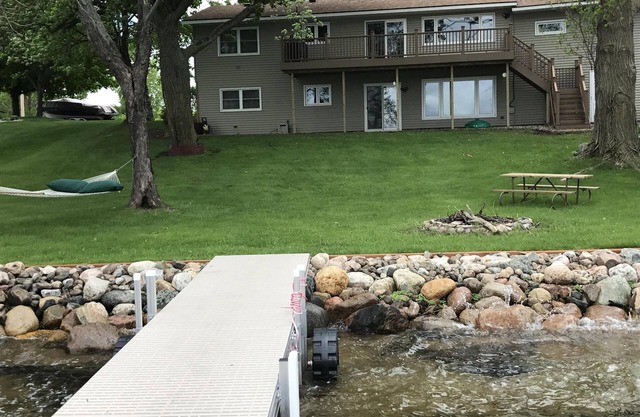 Sandy beach, level lot, 4BR 2BA, 110' shore, 2-miles to Alexandria-License #1802