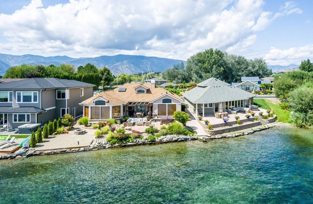 Sandy Beach Retreat - Lake Chelan Manson Waterfront home with private boat slip!