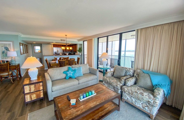 Sanibel Harbour Resort Bay View Tower 837: Unwind & recharge in the wrap-around lanai.