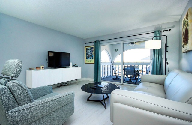 Sanibel Island condo | Steps from the beach - Breakers West C3