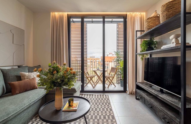 Sant Pau Balcony - Trendy 2BR near Avinguda Gaudi