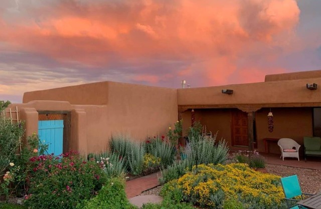 Santa Fe charm with Eldorado space, quiet, mountain views and dark skies.