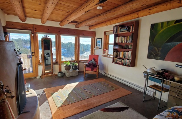 Santa Fe huge bedroom, fireplace, livingroom, kitchen, hot tub, views, sleeps 2
