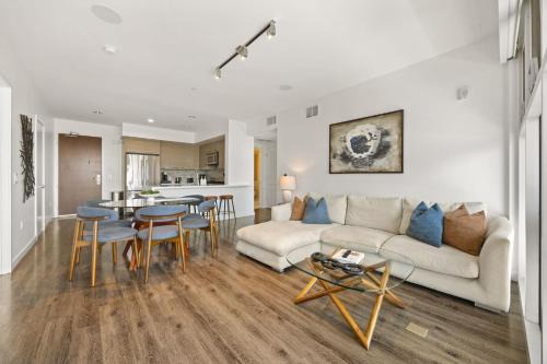 Santa Monica Seaside Haven! Ocean Views, Beach Steps Away and Creative Vibes