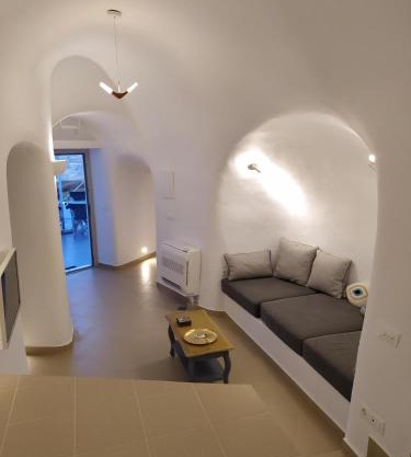 Santorini Cave Suite