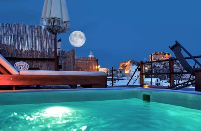 Santorini Rooftop Hot Tub Suite w Panoramic Views