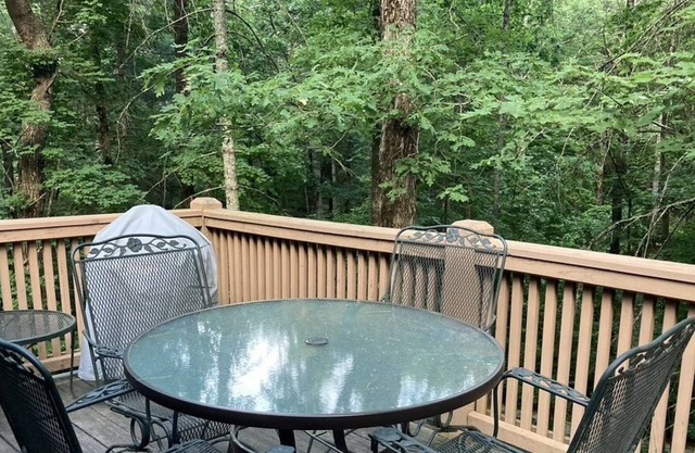 Sapphire Cottage in the Woods for 6