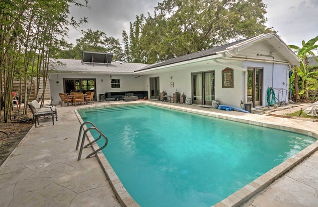 Sarasota House w/Backyard Oasis: 6 Mi to Beach!