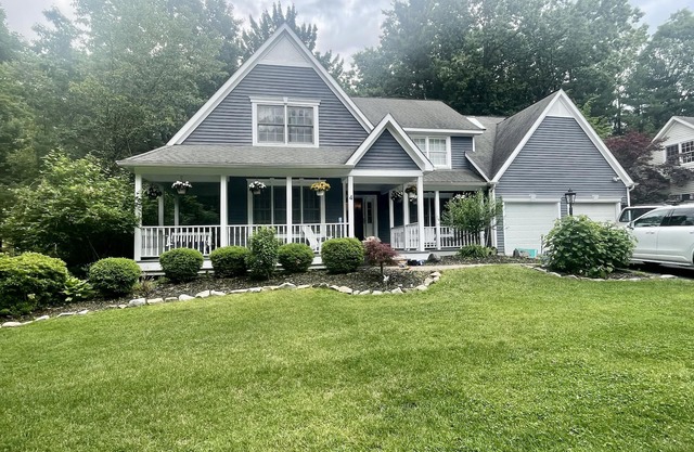 Saratoga Lake Family Home Close to Track, Down town & Spac! Beach & pool access!