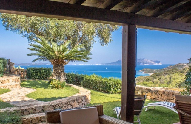 Sardinian dream: sea view, pool & parking!