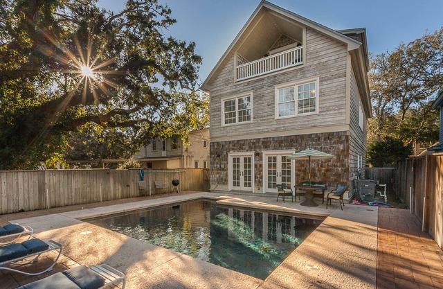 Sassy Peach Cottage - 5 Bed/4.5 Bath. Large Pool. Near Lighthouse/Pier/Village!