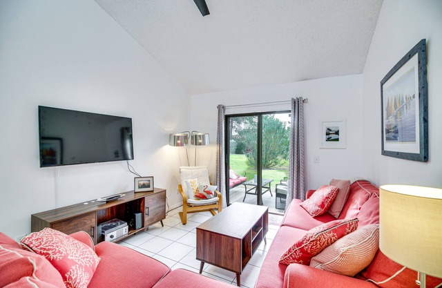 Satellite Beach Townhome w/Patios: 2 Mi to Beach
