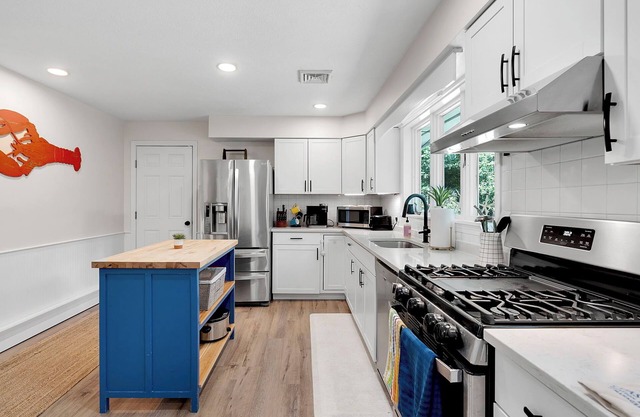 SAUNA & GAME ROOM- Pet friendly! Close to Dock Square and the Beach!