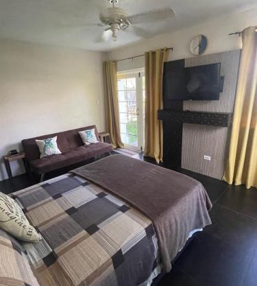Scarlett Studios 1 -US Embassy Appt 7 mins drive- Lloyd Erskine Sandiford Centre and Ross uni 5 mins drive - Only the 1 night package includes Airport and US Embassy roundtrip