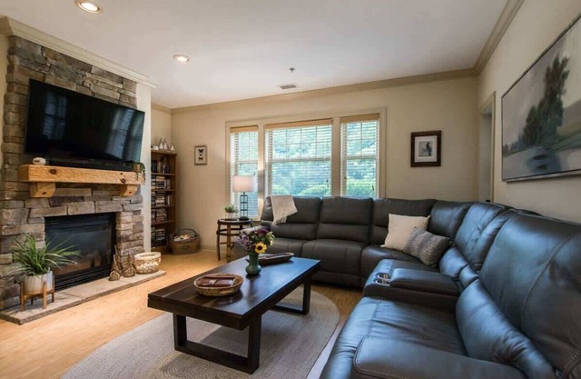 Scenic 2BR Condo w/Porch + Pool Near Slope/Trails