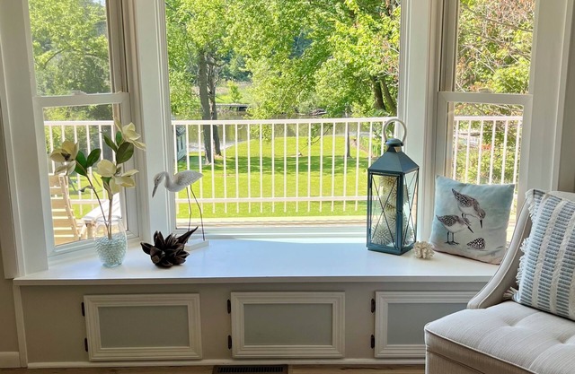 Scenic 5-star retreat located on the Black River. Just minutes to the beaches.