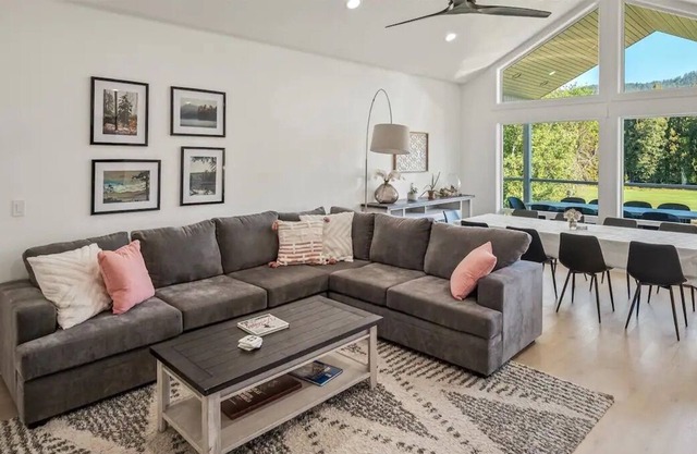 Scenic 5BR Overlooking Golf Course and Mountains