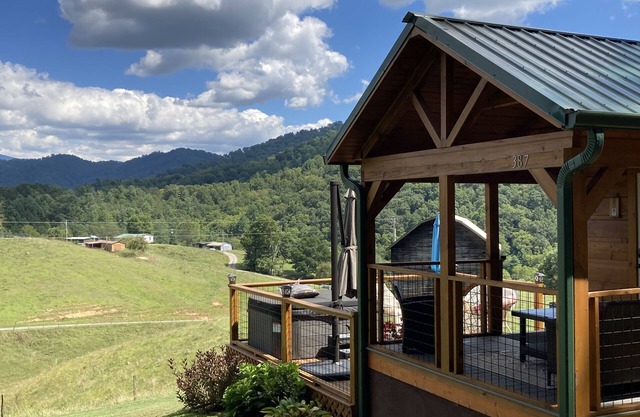 Scenic cabin w/private hot tub, amazing views, & covered porch. Nearby Skiing