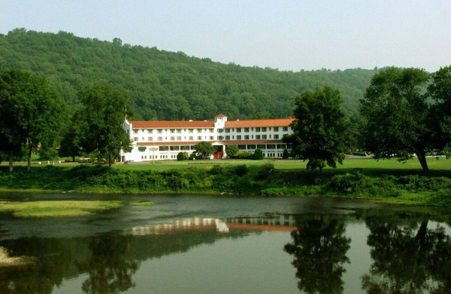 Scenic Getaway Near Delaware's Top Hotspots | Relaxing Spa & Golf Retreat