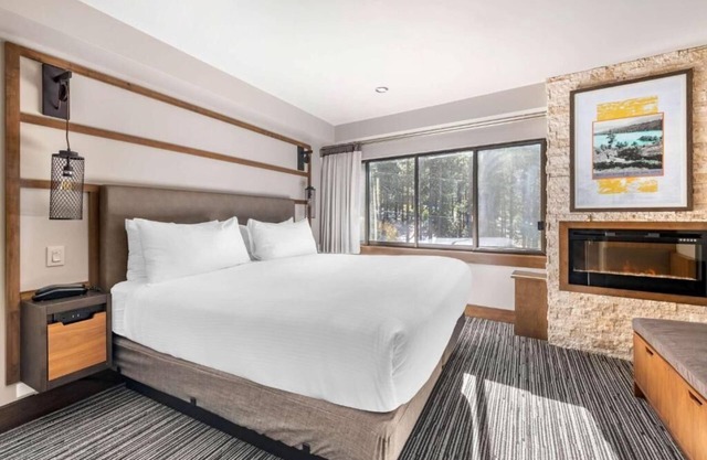 Scenic Lakeview Retreat: Heated Pool, Rooftop Tennis, Free Parking