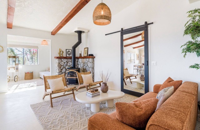 Scenic Mountain View Desert Escape. Located between Palm Springs & Joshua Tree