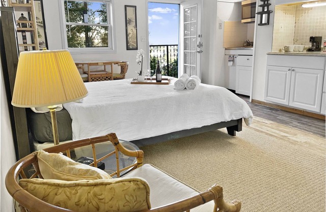 Scenic Secret Stairs Apt Hollywood Hills