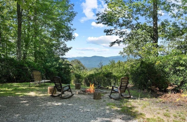 Scenic Site A-Frame Mountain Views near Brevard, Fire pit, Pets OK, free Biltmore Pass