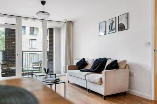 Scenic Stratford Stay Modern with Balcony 10 mins from ABBA