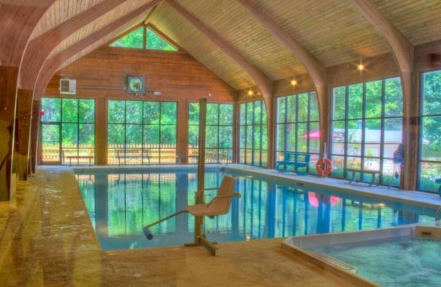 Scenic Views! 2 Great Units, Free Parking, Minutes to Gorges State Park