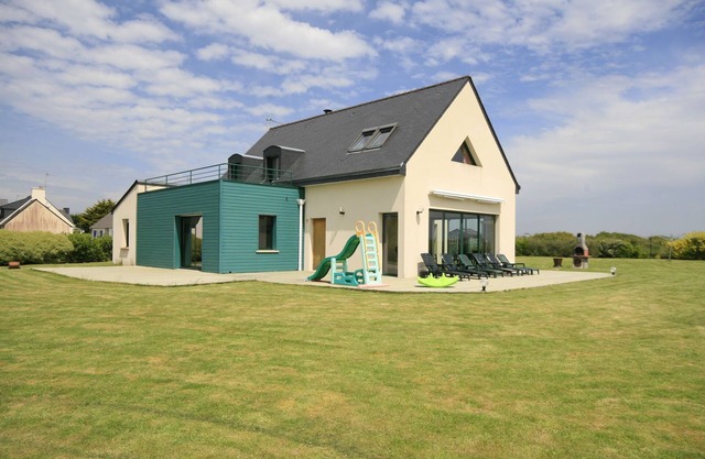 Scenic villa in Moëlan sur mer with sauna