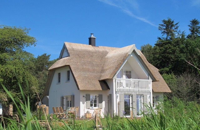 Schilfhaus-Darss, vacation home under thatch in a dream location by the water, sauna, fireplace