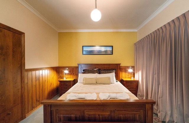 School House Villa - School House Villa Couples Retreat in Central Halls Gap