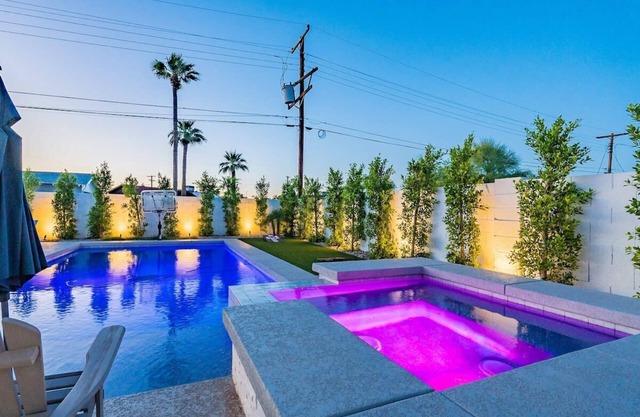 Scottsdale Lux Oasis, Pool Hot Tub Sleeps 12!