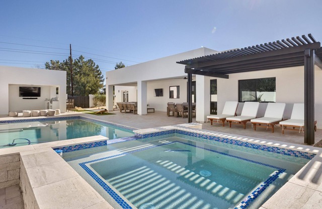 Scottsdale Luxury Resort Heated Pool & Spa Putting Green Cabana +Outdoor Kitchen