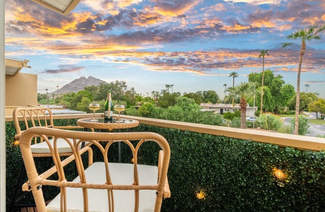 Scottsdale Palm Paradise- Blocks from old town