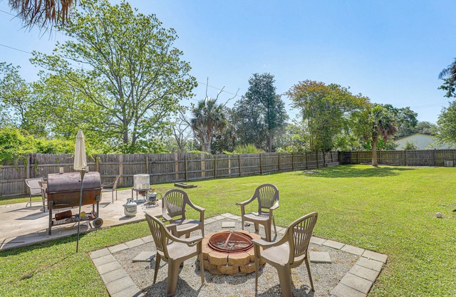 Screened Porch + Grill: Spacious Charleston Home!
