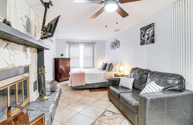 Screened Porch: Tampa Studio 4 Mi to Busch Gardens