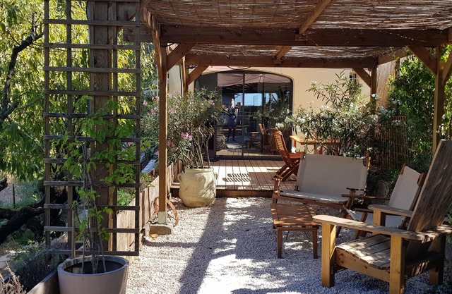 Sea and pond view in magnificent grounds, independent T3 apartment in house.