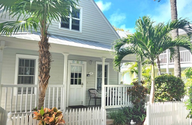 Sea Breeze Cottage 2 Large Decks, pool, free parking/wifi in Truman Annex