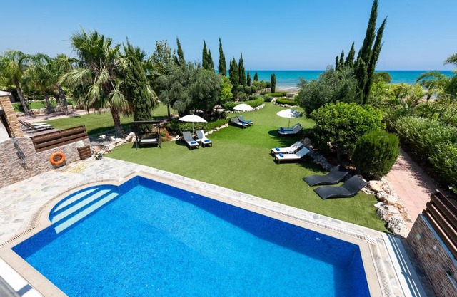 Sea Front Oceanus H3 by Ezoria Villas
